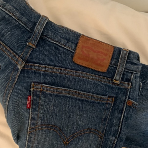 Levi’s Medium Wash High Rise Jeans (28) - Picture 4 of 4